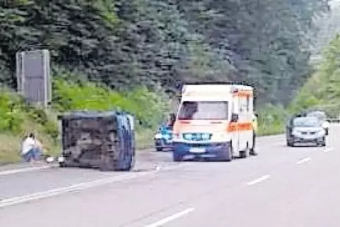 Der 56-jährige Fahrer konnte sich selbst aus dem Wagen befreien.