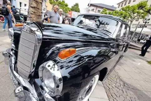 Ein echter Hingucker: der Adenauer-Mercedes am Schillerplatz.