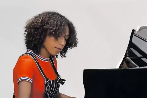 Fabienne Besong beweist ihr Können an der Tastatur.