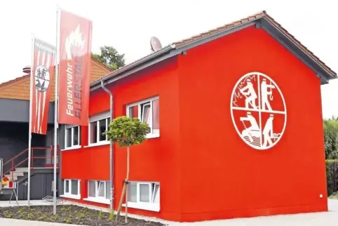 Kaum zu übersehen: Das neue knallrote Feuerwehrgerätehaus in Ellerstadt.