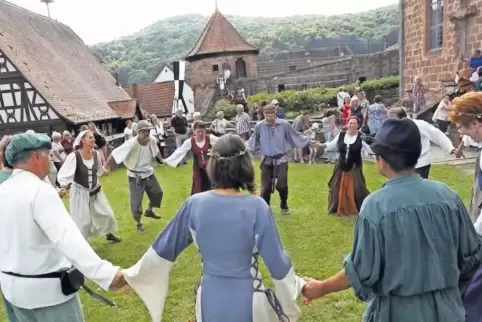 Mittelalterlich-beschwingt geht’s in Dörrenbach zu.