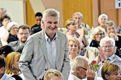 Gerd Kleinhans auf dem Weg zur Bühne, wo er die Ehrenbürgerschaft der Verbandsgemeinde erhalten soll.