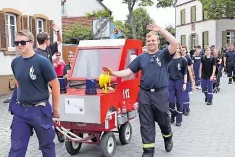 Bestens gelaunt: die Jugendfeuerwehr mit ihrem Wagen.