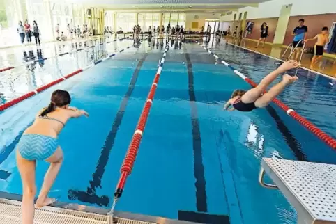 An den Betriebskosten des Schwimmbads müssen sich die Sitzgemeinden beteiligen.