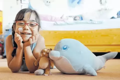 Nena ist ein fröhliches Kind. Sie spielt und verkleidet sich gerne und mag ihre Stofftiere – besonders Fini, den Delfin. Der ste