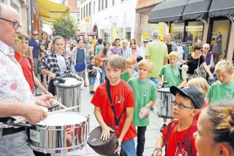 Dichtes Gedränge herrschte am Samstag beim Kindertag des Wirtschaftsforums Innenstadt in der Fußgängerzone. Schlagzeuglehrer Han