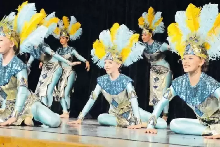 Die Azteken sind los: Claudia Dauths Elevinnen des Klassischen Balletts in Kostümen von Petra Asel beim „Aztekentanz“.
