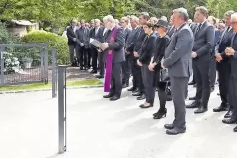 Am Grab in Speyer: Der Ludwigshafener Dekan Alban Meißner spricht ein Gebet.
