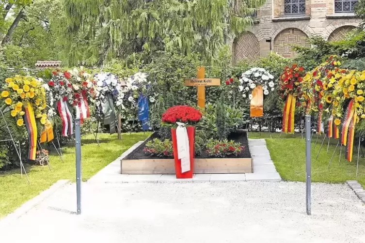 Das Grab nach der Gedenkveranstaltung: 15 Kr&auml;nze sind niedergelegt worden. Die roten Blumen sind von Maike Kohl-Richter