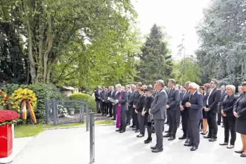 Die Trauergemeinde an Helmut Kohls Grab im Adenauerpark: Der Ludwigshafener Dekan Alban Meißner spricht ein Gebet. Unter den Tra