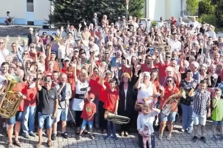 Geschafft: Über hundert Königsbacher haben sich für das neunte und letzte RHEINPFALZ-Gruppenfoto an der alten Schule zusammengef