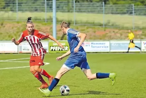 ASV Winnweiler (rot-weiße Trikots) in der Defensive, dabei kommt der FJFV-Angriff ins Rollen.