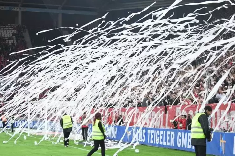Beim Heimspiel gegen den SC Freiburg hatten Mainzer Fans aus Protest Toilettenpapierrollen auf das Spielfeld geworfen. Foto: dpa
