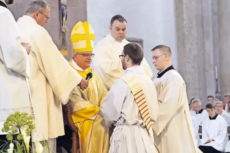 Christoph Herr empfängt von Bischoff Karl-Heinz Wiesemann die Priesterweihe im Speyerer Dom.