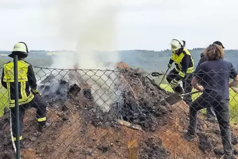 Die Feuerwehr half beim Löschen und Räumen des Meilers.