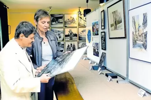 Erinnerungen: Eugen Zepp, der Ehrenvorsitzende des Historischen Vereins der Nordpfalz, und die aktuelle Vorsitzende Sonja Müller