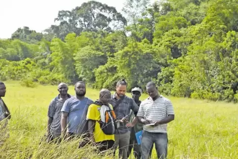 Christian Schulze (34), hier bei der Landvermessung mit Kollegen aus der Forstabteilung des sierra-leonischen Landwirtschaftmini