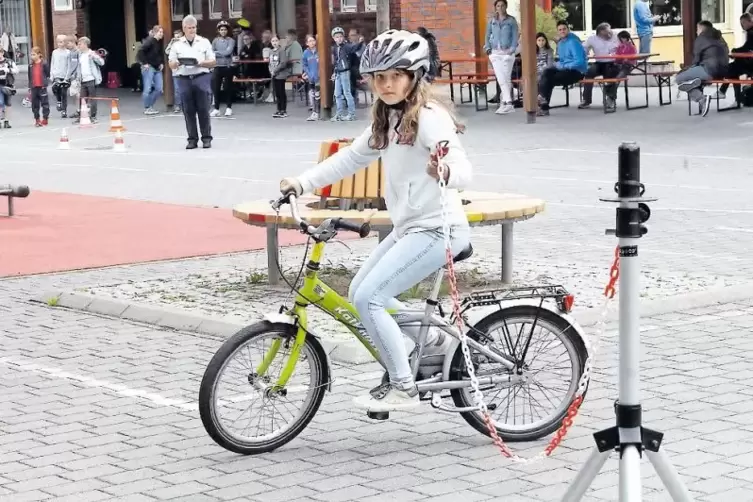 Sara Berkel aus Mutterstadt bei der schwierigen Kreiselübung im Fahrradwettbewerb.
