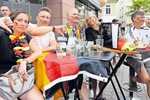 Daumen runter: Nicht zufrieden mit der Leistung von Jogis Jungs sind Gäste beim Public Viewing im „Maximilian“.