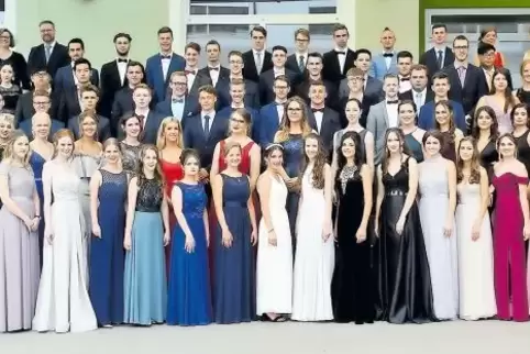 Sie kamen als Schüler und gingen als Ehemalige: die 77 Abiturientinnen und Abiturienten des Gymnasiums Weierhof. Ein erfolgreich