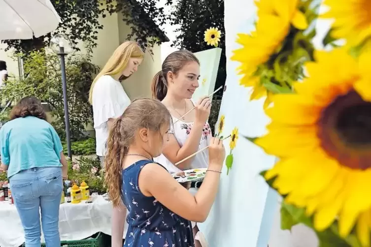 Ein Sonnenblumenfeld fürs Gemeindehaus malen – daran machten sich (von links) Marie und Carla beim Gemeindefest.