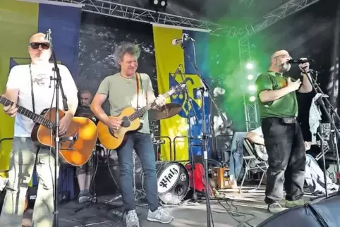 Die Giddarischde rocken das Rehbachfest: „Kumm schdoos mol uff moin Schatz ...“, spätestens bei diesem Refrain singen alle lauth