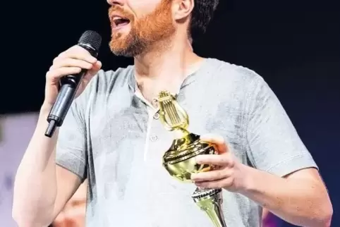 Geschafft: Markus Becherer hält am 9. Juni zum zweiten Mal den Pokal des Rheinland-Pfalzmeisters in Händen.