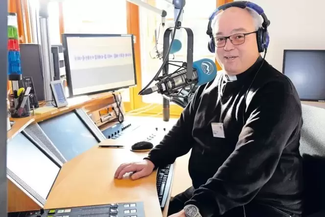 Live auf Sendung: Der Landstuhler Pfarrer Jörg Stengel nutzt seinen Urlaub, um in Balderschwang im Radio-Horeb-Studio mitzuhelff Live auf Sendung: Der Landstuhler Pfarrer Jörg Stengel nutzt seinen Urlaub, um in Balderschwang im Radio-Horeb-Studio mitzuhelff