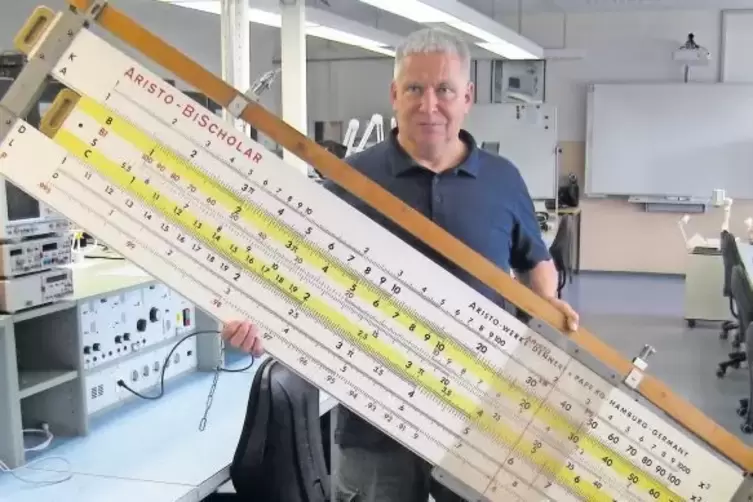 Da sind die Auszubildenden im Elektronikzentrum der Bundeswehr in Bad Bergzabern beeindruckt, wenn sie den XXL-Rechenschieber se