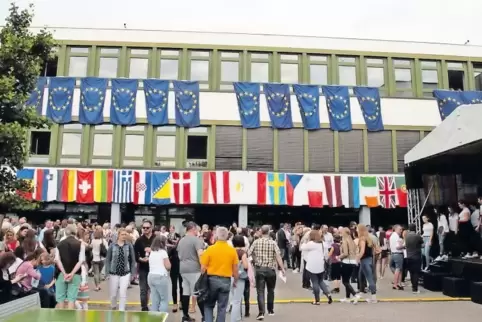 „Europa-Vielfalt“: Das Motto des Festes spiegelte sich auch am Schulhaus wider.