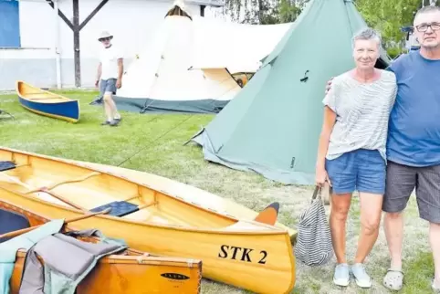 Bernhard Schneider – im Bild mit Elke Vowinkel– veranstaltet die Holzkanadiertreffen gemeinsam mit Hanno Deschner und im Wechsel