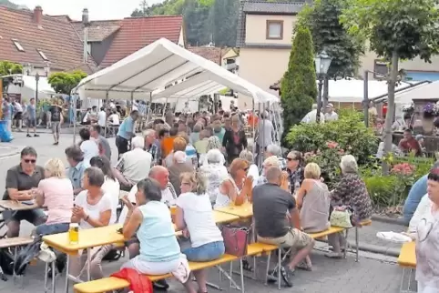 Gemütliche Runde: beim Dorffest in Lug.