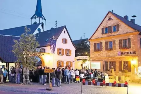 Eine von mehreren Stationen des neu konzipierten Göcklinger Weinfestes: der Platz vorm Rathaus.