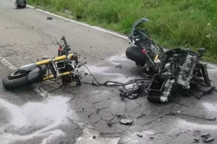 Das Motorrad wurde bei dem Unfall auseinandergerissen. Foto: Polizei 
