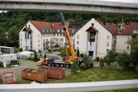 Der linke Gebäudeteil ist unversehrt geblieben. Dort sollen möglichst noch in diesem Jahr einige Bewohner wieder einziehen könne