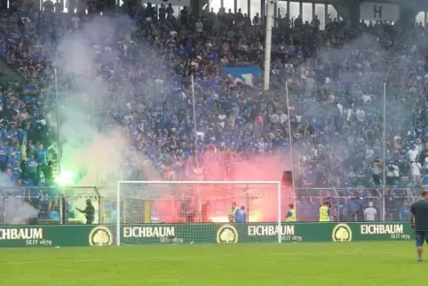 Kurz vor dem Abbruch: Pyrotechnik auf den Rängen des Carl-Benz-Stadions.  Foto: dpa 