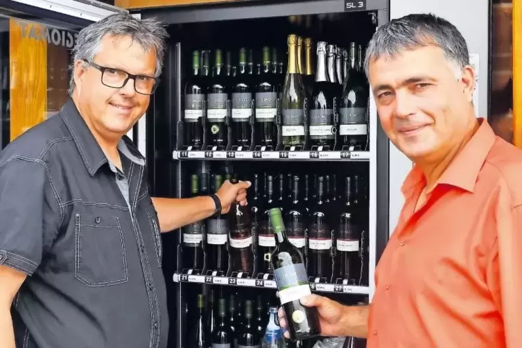 Wein, Secco oder doch lieber Traubensaftschorle? Im neuen Automaten der Brüder Robert (links) und Jürgen Moll in der St. Martine
