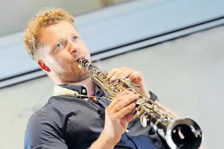 Cool und klangschön: Saxophonist Fabian Schöne beim Auftritt im Biergarten der Mayerbrauerei in Oggersheim.