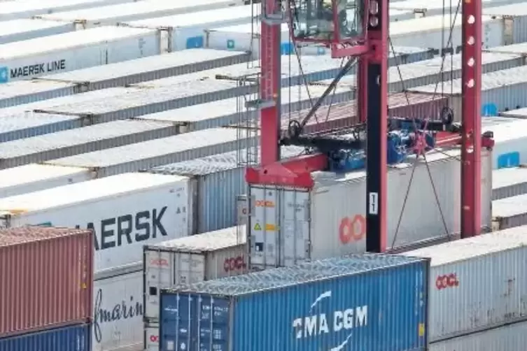 Wirtschaftsforscher erwarten ein gebremstes Wachstum der deutschen Exporte. Unser Bild zeigt den Jade-Weser-Port in Wilhelmshave