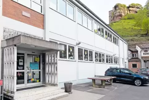 Noch drei Tage lang gehen Schulkinder durch diese Tür zum Unterricht. Dann ist die Schule Geschichte.