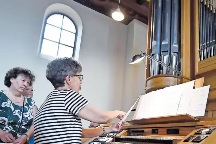 Margot Schäfer demonstriert Besuchern des Pfarrfestes die Möglichkeiten der großen Kuhn-Orgel.