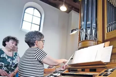 Margot Schäfer demonstriert Besuchern des Pfarrfestes die Möglichkeiten der großen Kuhn-Orgel.
