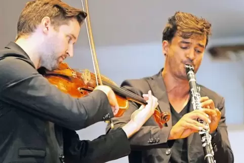 Bringen die Romantik des Stücks von Max Bruch perfekt rüber: Bratschist Felix Weischedel und Klarinettist Sebastian Lastein beim