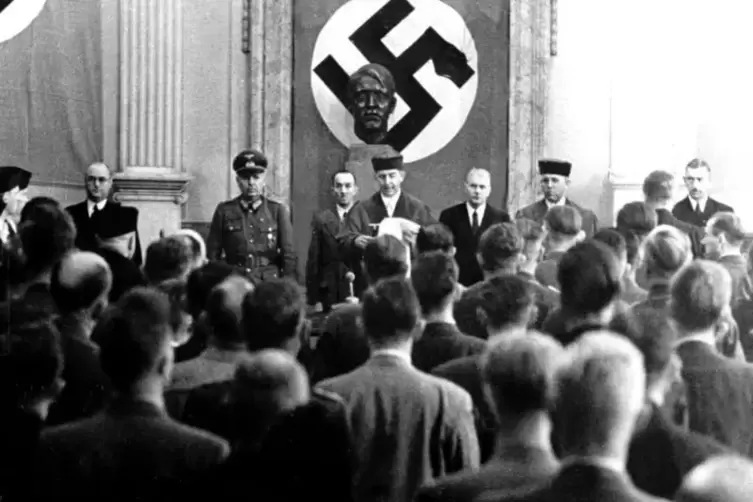 Der Präsident des Volksgerichtshofes, Roland Freisler, während der Urteilsverkündung am 8. August 1944 gegen acht der Beschuldig