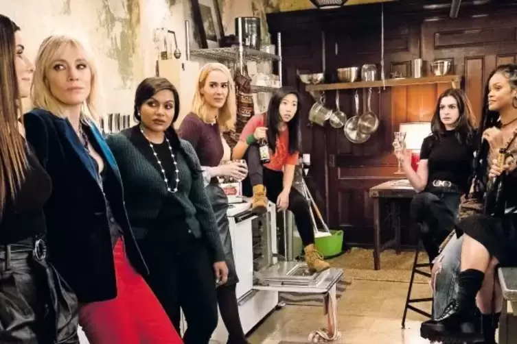 Die Meisterdiebinnen (von links): Anführerin Debbie Ocean (Sandra Bullock), Betrügerin Lou (Cate Blanchett), Juwelierin Amita (M