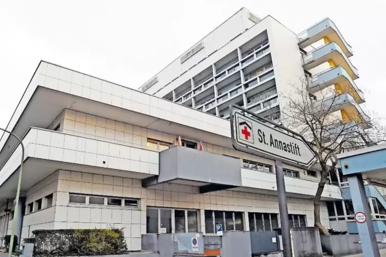 Am St. Annastiftskrankenhaus soll durch das Projekt mehr Platz f&uuml;r die Kinder- und Jugendpsychiatrie geschaffen werden.