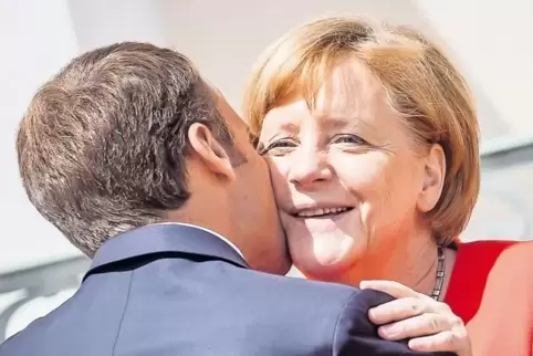 Begrüßungsküsschen für die Kanzlerin: Frankreichs Präsident Macron besuchte sie gestern in Meseberg bei Berlin.