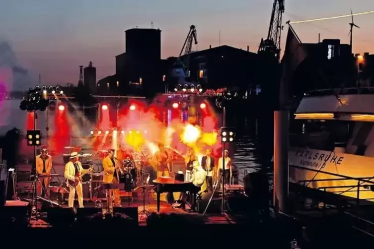 Schwimmende Bühne und Industriekulisse: Das Hafen-Kultur-Fest lebt von Kontrasten.