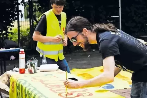 Am Sportheim des SC Union: Streikende Pfleger malen Transparente und Plakate.