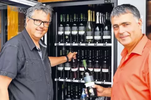Wein, Secco oder doch lieber Traubensaftschorle ? Im neuen Automaten der Brüder Robert (links) und Jürgen Moll in der St. Martin